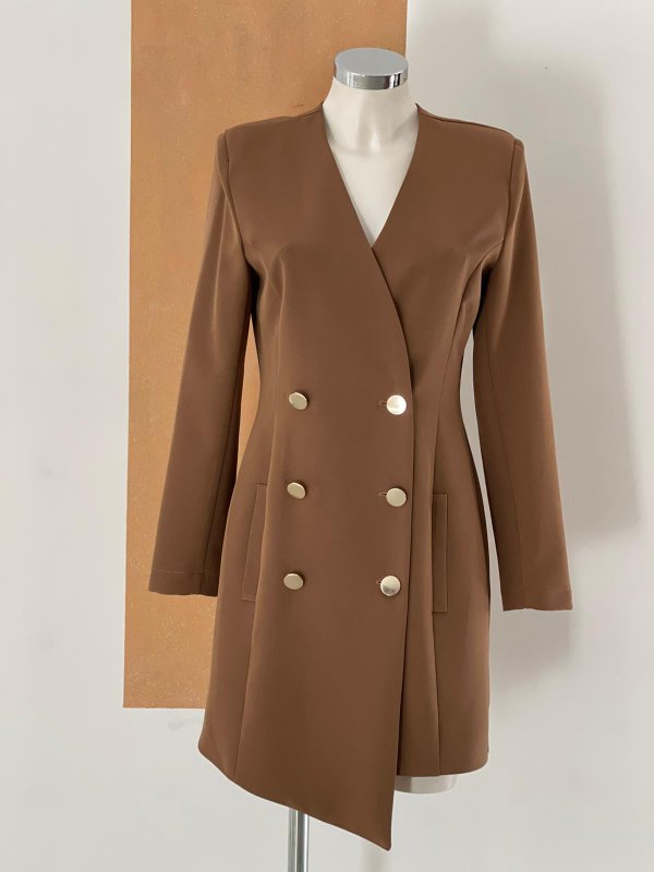 Abito robe manteau cammello con bottoni dorati