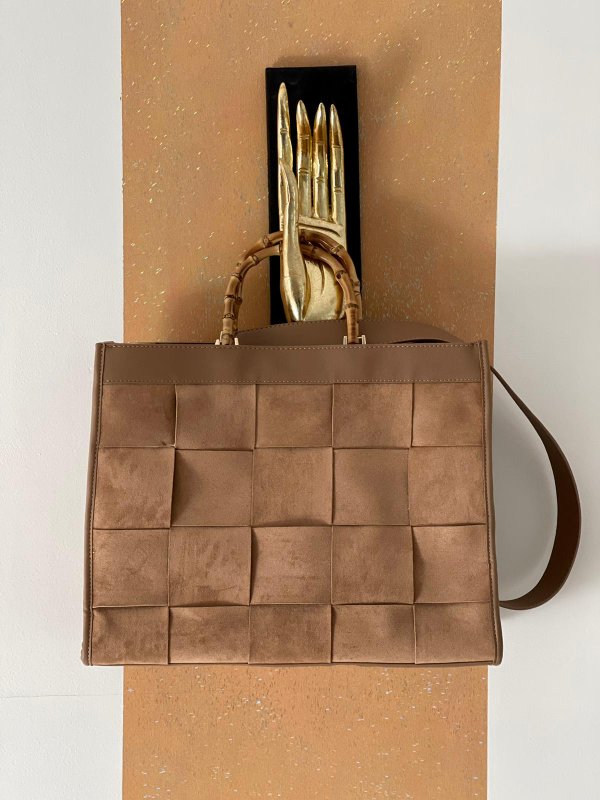 Borsa quadri scamosciata bronzo con manici bamboo, misura grande.