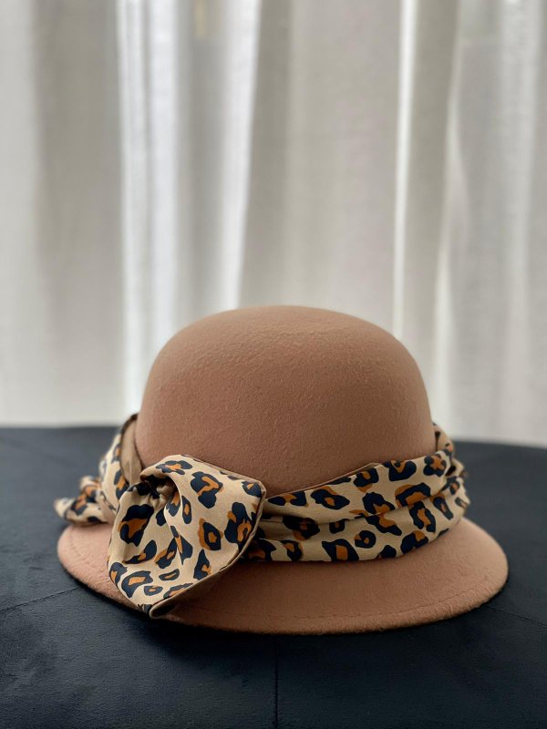 Cappello cammello con foulard animal style