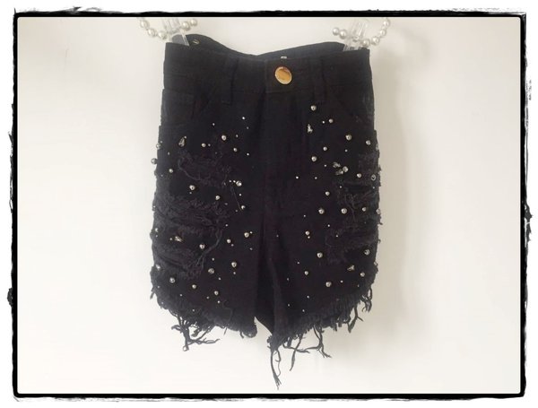 Short nero con strappi e perle.