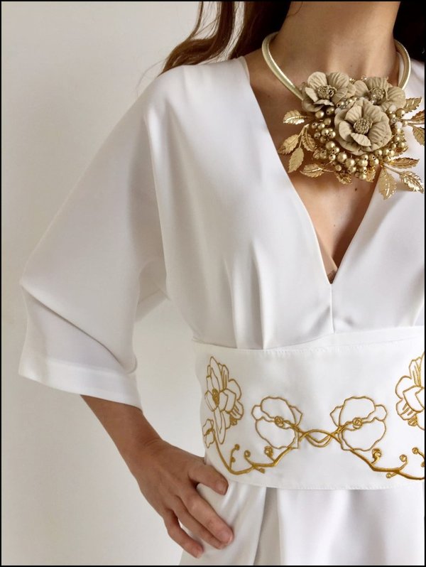 Abitino kimono bianco,cintura fascia alta ricamo oro e collana fiore .