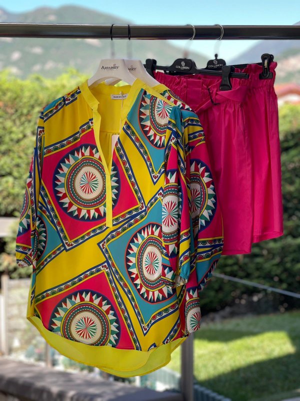 Camicia serafino fantasia multicolor e short fucsia