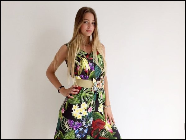 Jumpsuit in fantasia tropicale e cintura elasticizzata con fiori applicati.