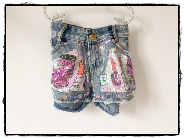 Short con stampa colorata in paillettes.