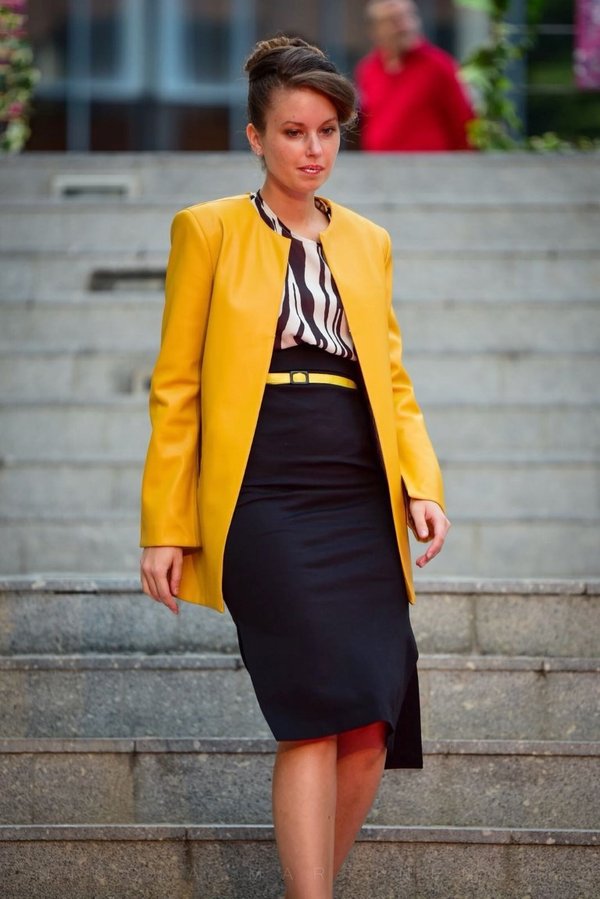 Giacca in ecopelle gialla, camicia animalier e longuette vita alta con spacchi. Camilla Model.
