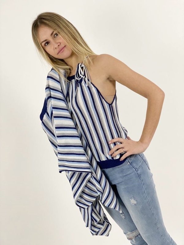 Top e poncho in lurex a righe jeans strappi.