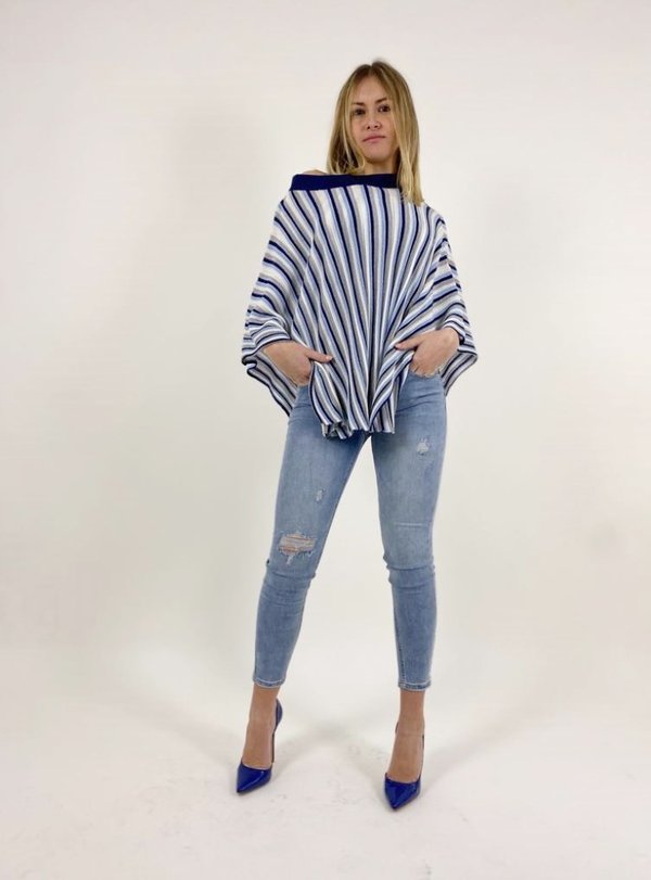 Poncho, tendenza assoluta di questa stagione, in lurex abbinato al jeans rotture. 