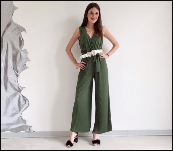 Il plissè del pantapalazzo corto impreziosisce questa bellissima jumpsuit verde, la cintura texas style definisce lo stile.