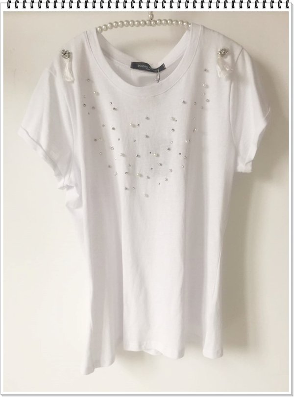 T-shirt bianca con perle e swarovski e nappine.