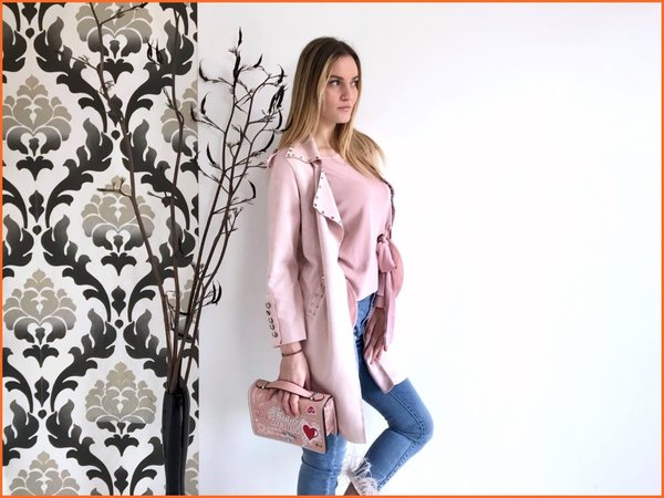 Jeans piume Linea 22 con trench borchie e maglia rosa fiocco Eclipse. Borsa street style rosa.