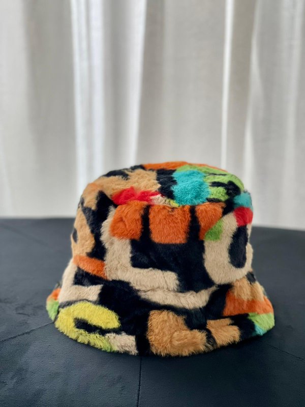 Cappello in ecopelliccia coloratissimo