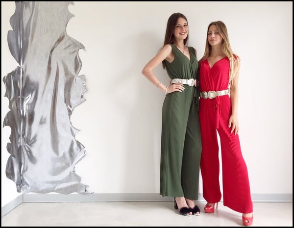 Jumpsuit in plissè verde e rossa con cinture texas style.