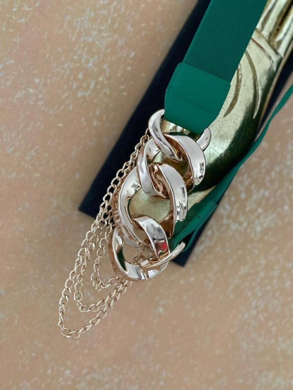 Cintura verde elasticizzata con catene dorate