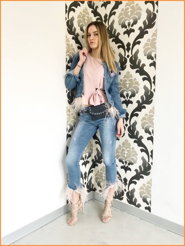 Giubbetto e jeans piume Linea 22 con maglia fiocco rosa Eclipse e marsupio nero borchie.