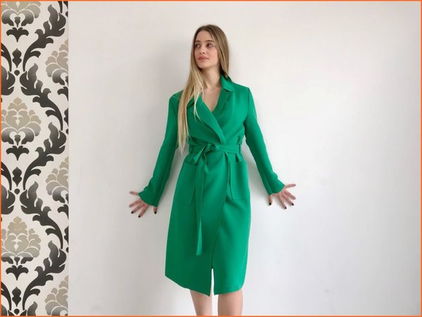 Trench midi verde con cintura.