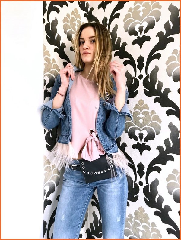 Jeans e giubbetto piume Linea 22, maglia fiocco rosa Eclipse e marsupio nero borchie.