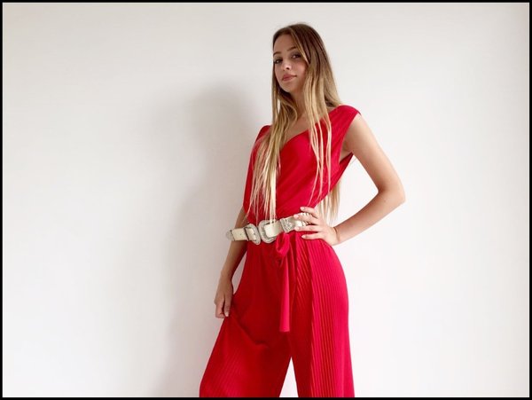 Cintura texas style su jumpsuit rossa in plissè.