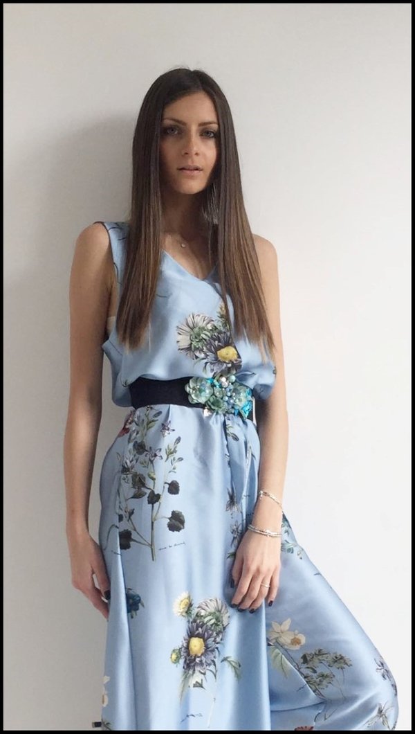 Jumpsuit floreale azzurra, con cintura elasticizzata fiori applicati. 