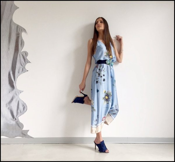 Jumpsuit azzurra stampa floreale, con cintura elasticizzata fiori applicati e sabot raso blu.