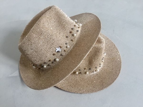 Cappello in lurex con applicazioni di perle e pietre.