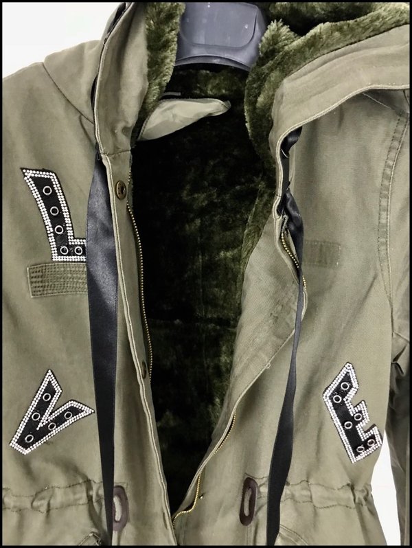 Parka verde military style con pelliccia ecologica interna e scritte LOVE applicate. Farina 00.