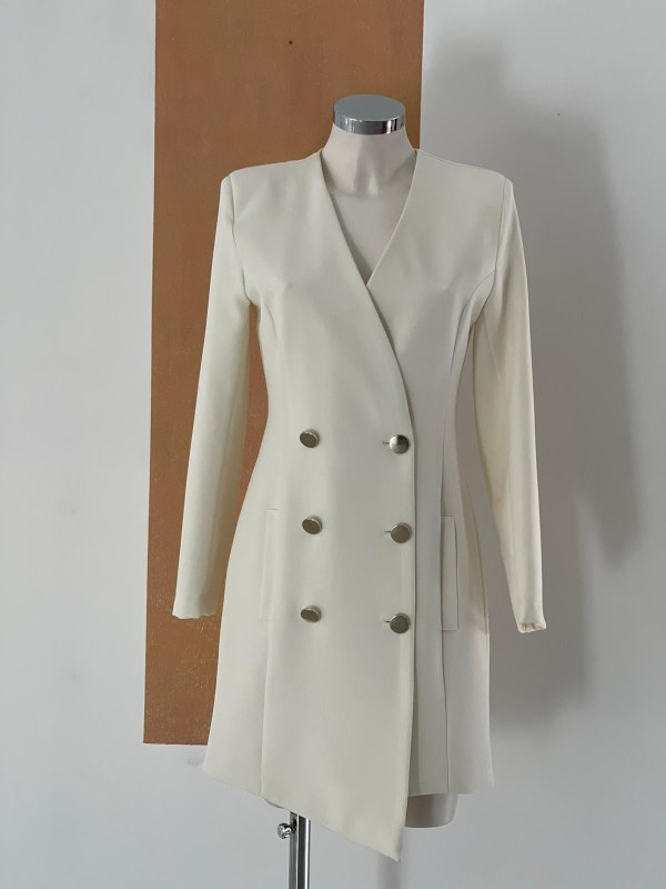 Abito robe manteaux bianco con bottoni dorati