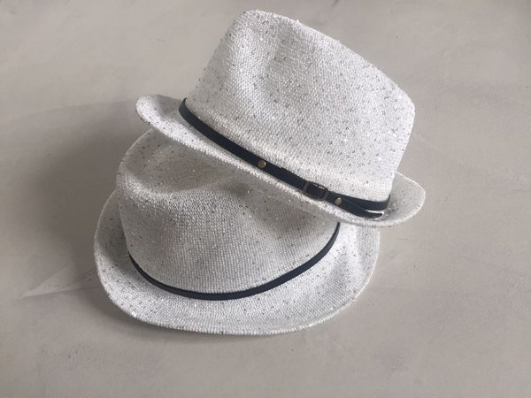 Cappello bianco in lurex con fascetta nera in pelle.
