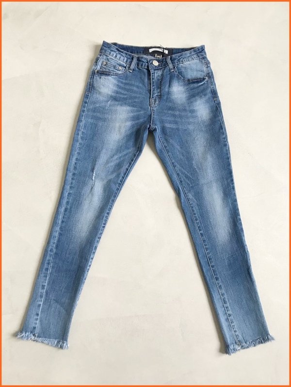 Jeans delavè skinny sfrangiato.