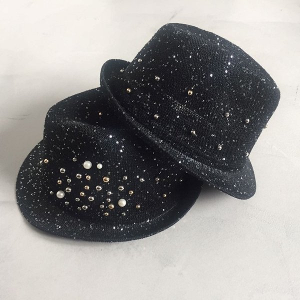 Cappello nero in lurex con perle e borchie.