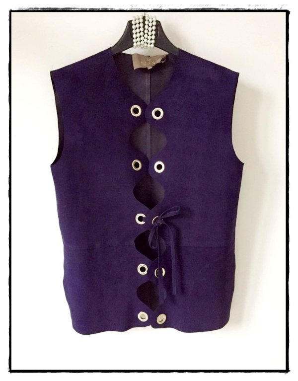 Gilet blu in vera pelle, taglio vivo con borchie dorate.