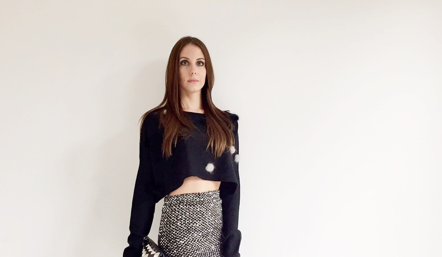 Crop top con pon pon visone, longuette in paillettes bicolore e pochette con borchie