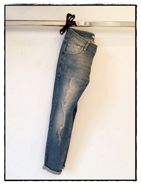 Jeans strappi con svarovski dorati.