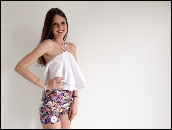 Short in fantasia con pietre colorate e crop top bianco.