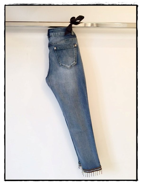 Jeans bielastici caviglia con applicazioni corallini 