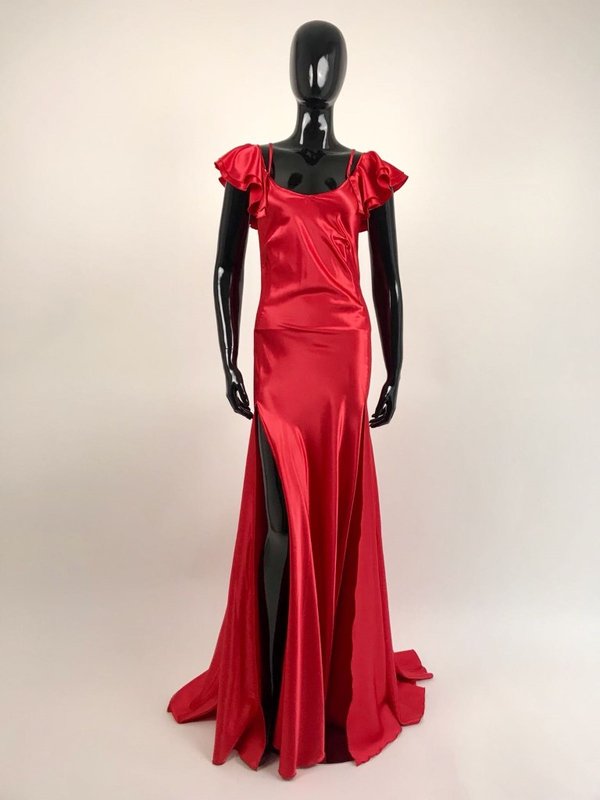 Splendide rouches al decolletè in questo abito lungo svasato di raso rosso, Gil Santucci.