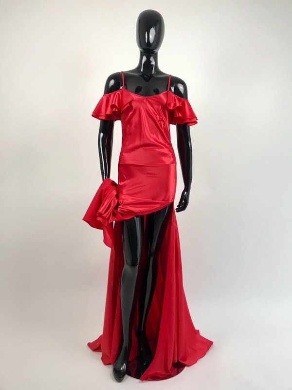 Gil Santucci propone abito lungo svasato di raso rosso con rouches al decolletè.