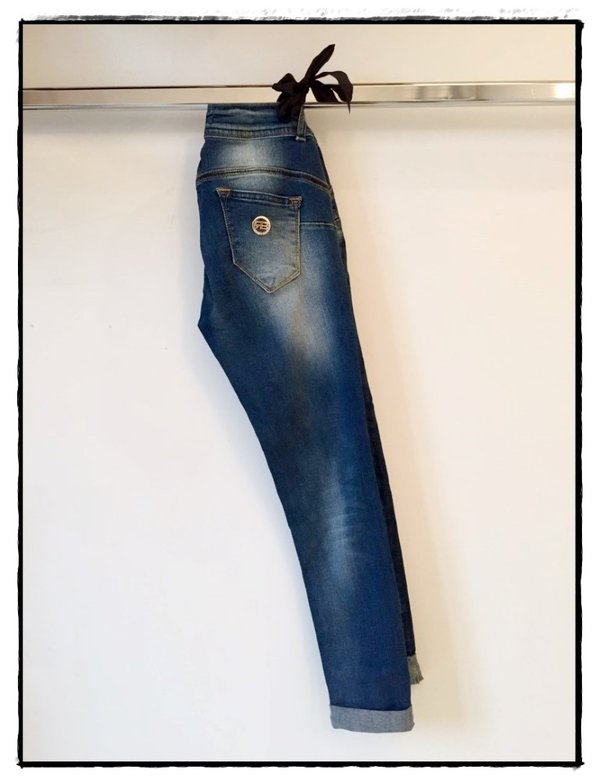 Jeans bielastico slavature bianche.