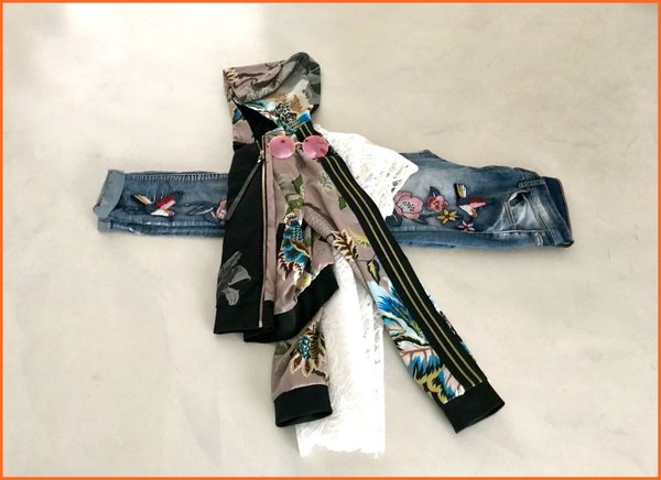 Jeans fiori Linea 22, bomber fiorato Gil Santucci e lupetto pizzo Eclipse.