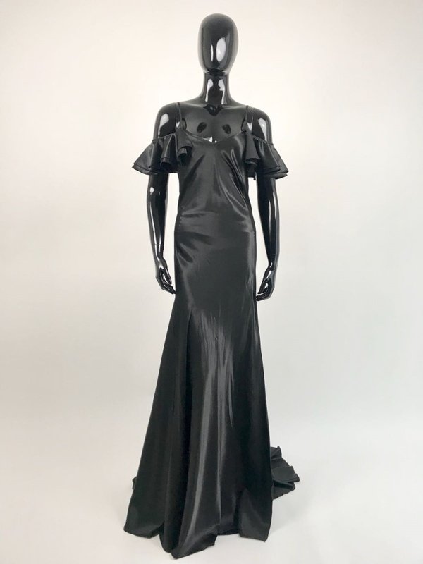 Splendide rouches al decolletè in questo abito lungo svasato di raso nero, Gil Santucci.