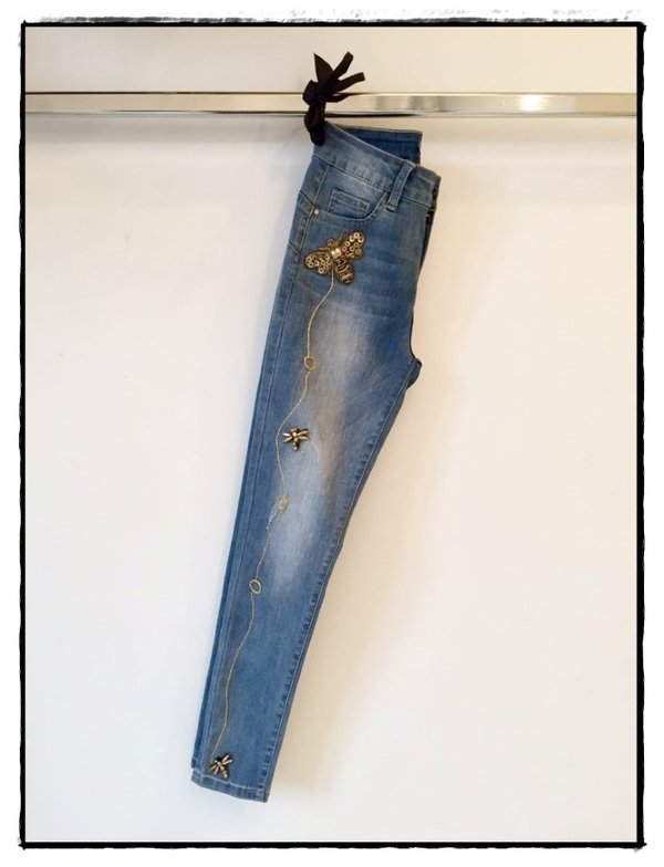 Jeans bielastico delavè con applicazioni 
