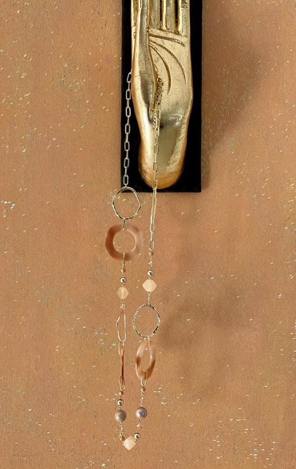Collana lunga dorata con inserti color bronzo.