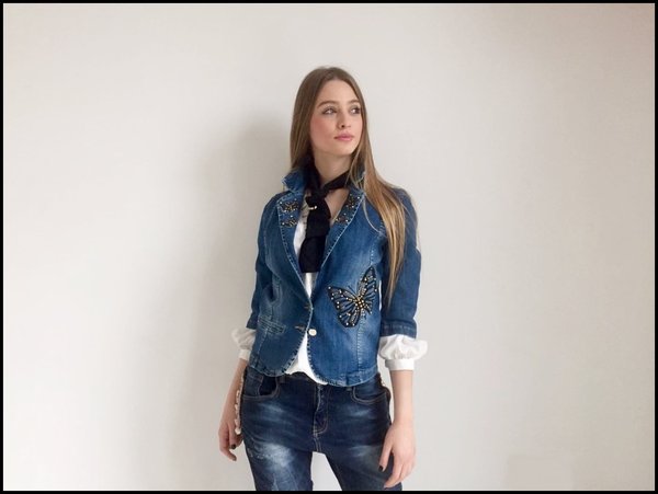 Giacca in jeans con splendide farfalle applicate e jeans boyfriend, con camicia bianca e cravattino nero.