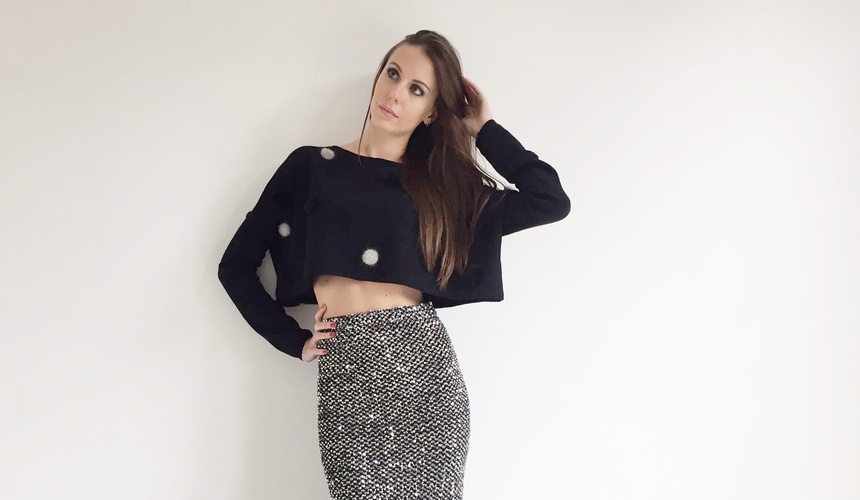 Longuette in paillettes bicolore e crop top con pon pon in visone.