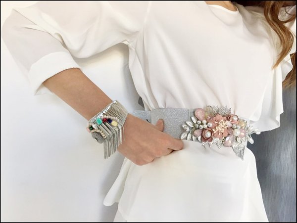 Cintura e bracciale argentati con fiori e pietre.Camicia bianca rouches.