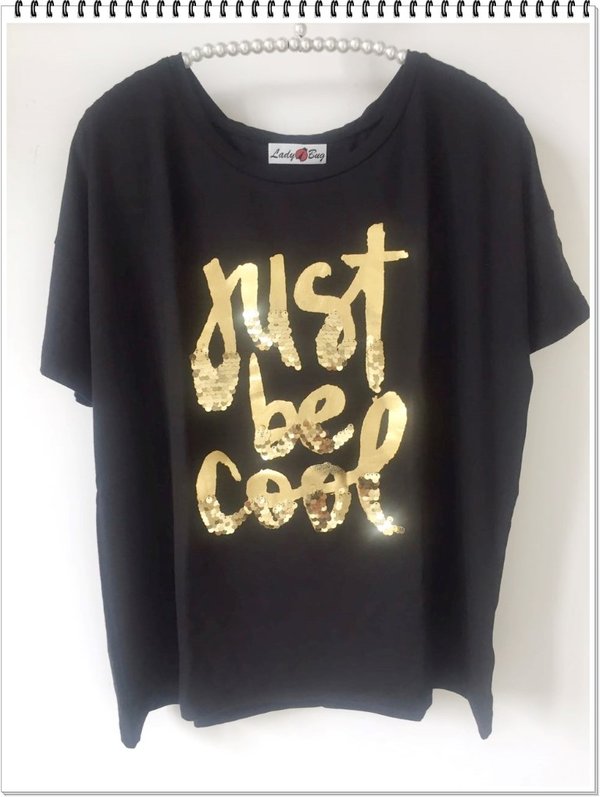 Over t-shirt nera con scritta dorata.
