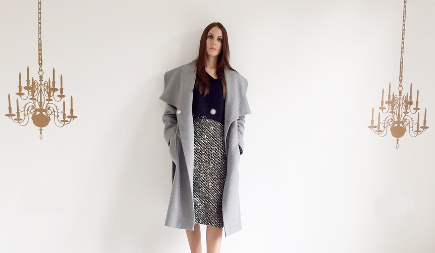 Cappotto midi con longuette in paillettes e crop top con pon pon visone 