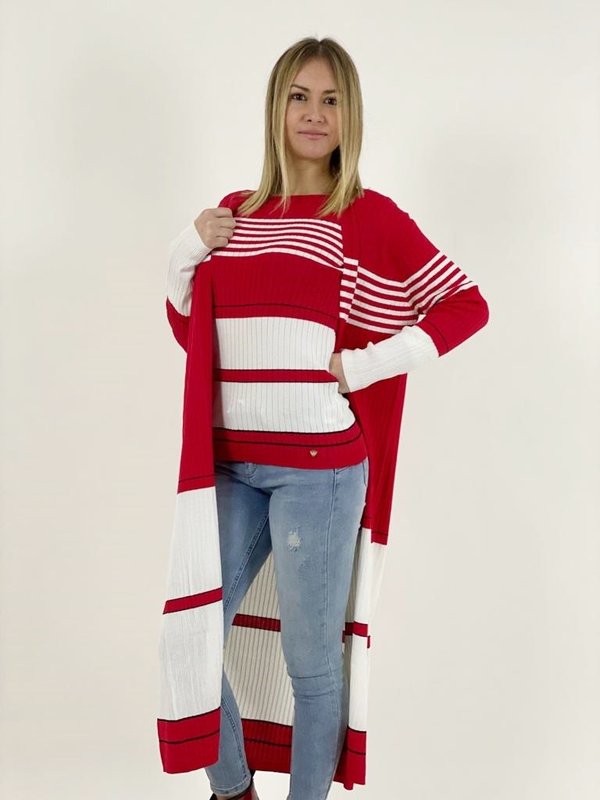 Gemellatura cardigan lungo e maglia bicolore rosso su jeans rotture.