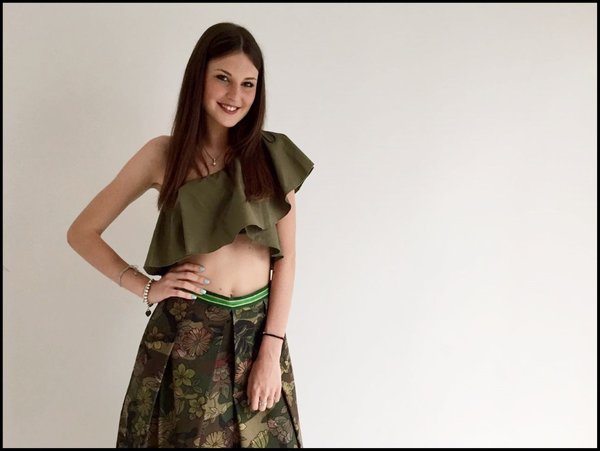 <Crop top balze verde su gonna midi a pieghe camouflage.