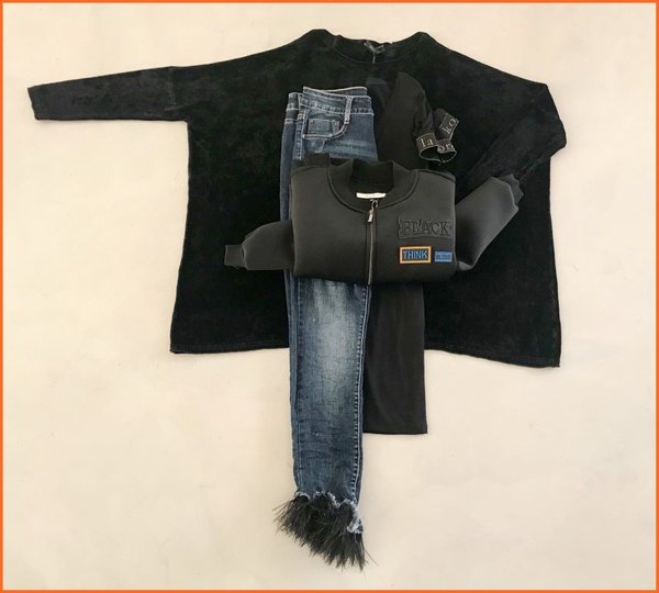 Overmaglia nera Cheramyes, jeans piume Linea 22, giubbetto nero scooba Eclipse e t-shirt nera La Kore.