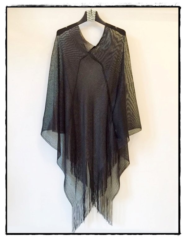 Poncho nero in retina di lurex con frange.